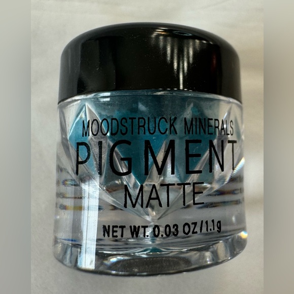 Younique Moodstruck Pigment Matte Eyeshadow. Color is Heavenly 0.03oz - Picture 1 of 4